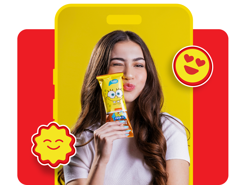 Mulher segurando picolé do Bob Esponja.